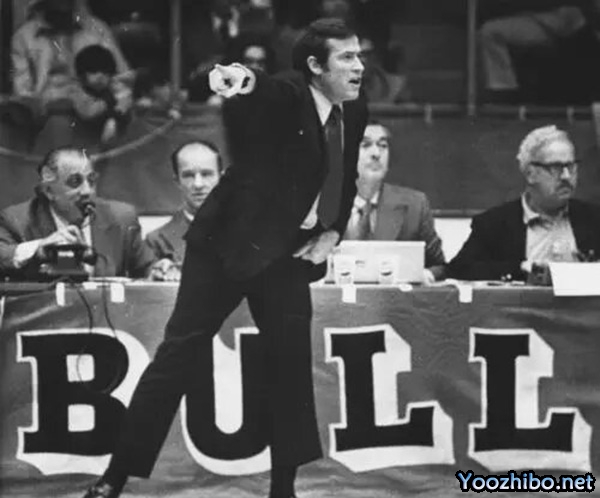 1970-71赛季，迪克-莫塔如何引领芝加哥<a href=/lanqiuzhoubian/bulls/ target=_blank class=infotextkey>公牛</a>队逆袭，揽获最佳教练殊荣