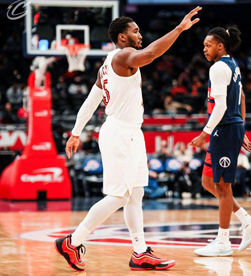 末节狂轰45分逆转!米切尔48分封神 骑士13连胜<a href=/lanqiuzhoubian/wizards/ target=_blank class=infotextkey>奇才</a>