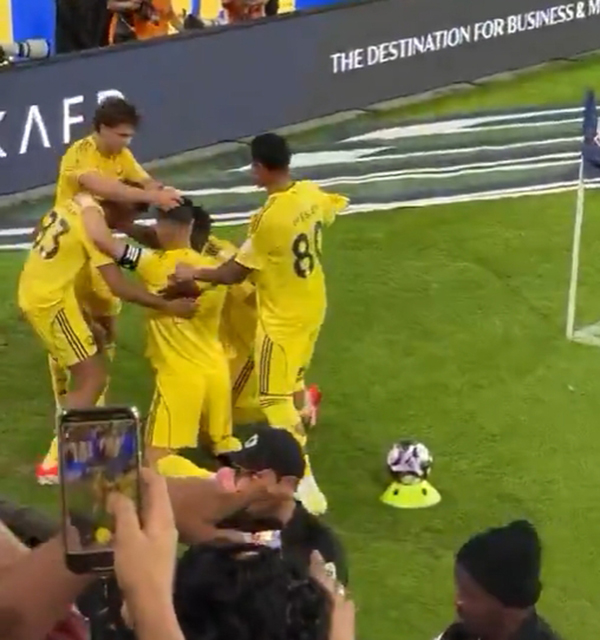 绝杀瞬间！<a href=/qiuxingzhoubian/zuqiuzhoubian/122.html target=_blank class=infotextkey>菲利克斯</a>给C罗戴上“胜利信物”，C罗跳舞回应嗨爆！