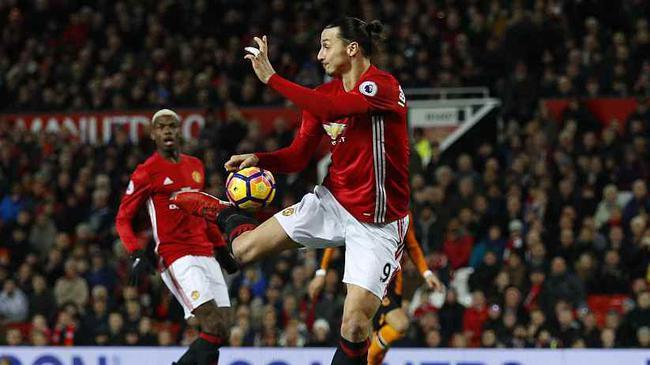 目前的伊布效力于<a href=/zuqiuzhoubian/acmilan/ target=_blank class=infotextkey>AC米兰</a>，仍然是队内顶级前锋