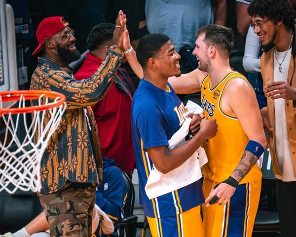 湖人力克森林狼一扫颓势，团队发力助詹皇安心休养